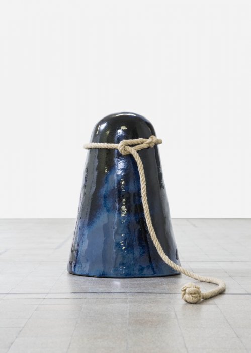Lingam #1, Glazed Ceramic, rope, 60x40x40cm, glazed Ceramic, rope, 60x40x40cm © Raphaelle Mueller