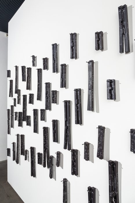 Trust, vue détail de l'installation au Musée Ariana, Genève © Raphaëlle Mueller
